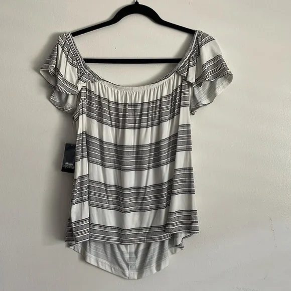 NWT off the shoulder crop top - Picture 4 of 4